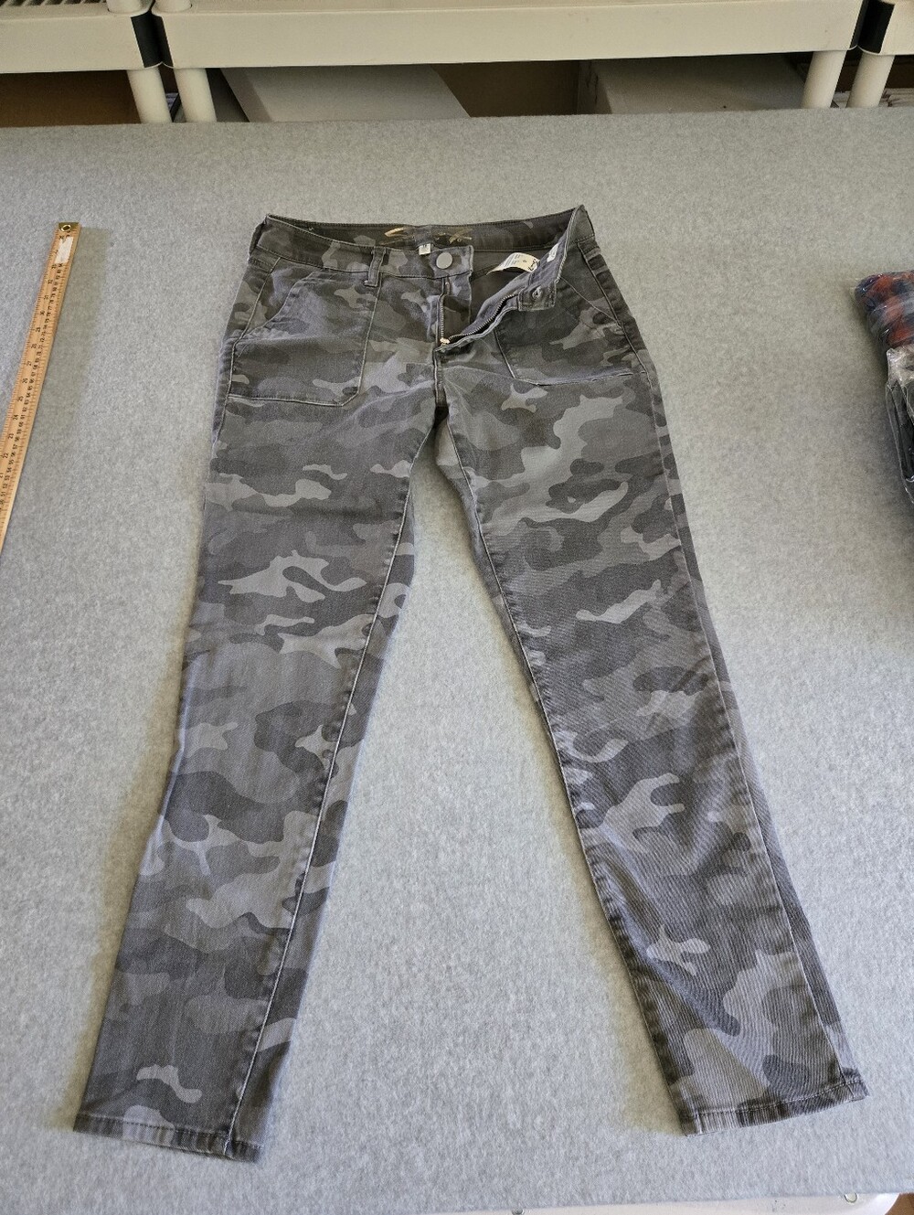 Seven7 Jeans Women's 6 Gray Camo Utility Ankle Skinny Stretch Pants Ladies
